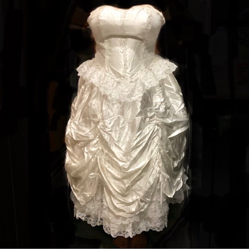 Vintage 80s Tulle and Lace Wedding Dress. Size 8.